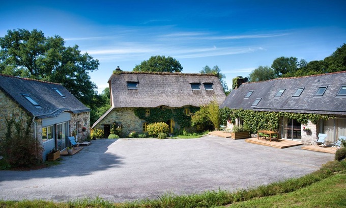 Perret Maison | Sur une propriété de 3h, au coeur de la foret les gites du lety vous attendent.