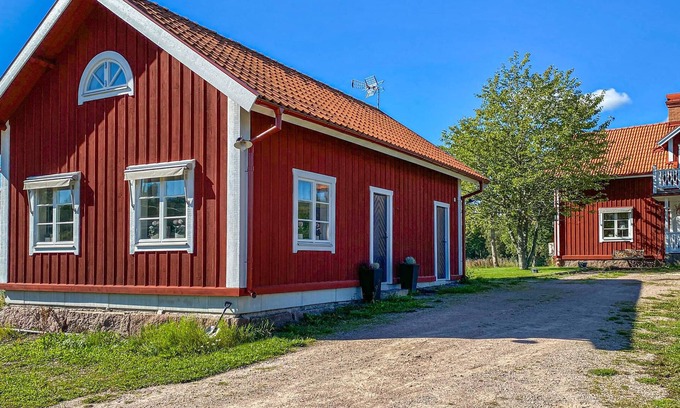 Tranas Maison | On a farm with goats, horses and a small lake welcomes you this cozy cottage.