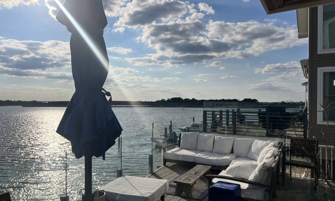 Manahawkin Maison | Bay House avec des vues immenses, une terrasse de style salon, une cuisine de chefs et un thème nautique