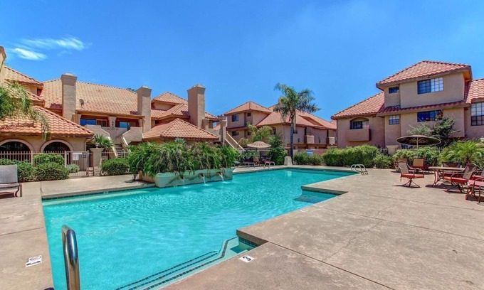 South Scottsdale Copropriété | Sur la ceinture de verdure, 2 grands lits, 2 salles de bain, garage, foyer, piscine chauffée