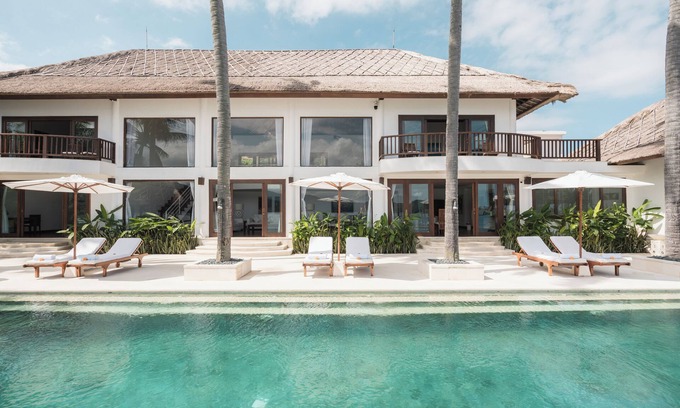 Candi Dasa Villa | En vacances dans une villa contemporaine les pieds dans l'eau comme chez vous.