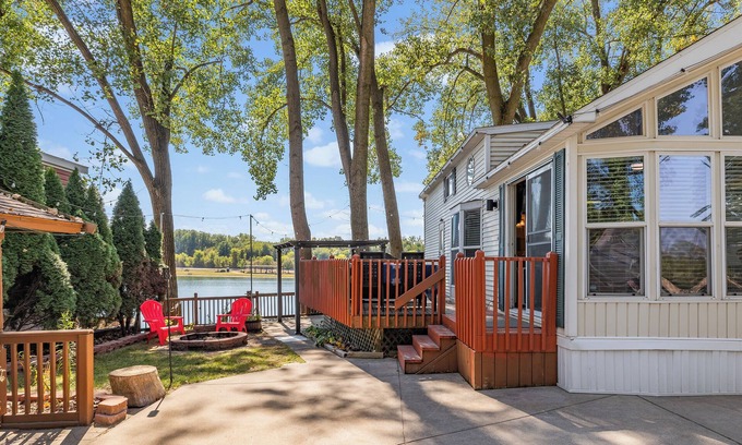 Portage Location De VR | On Lake Minnehaha, The Funky Turtle @ Lakeshore Camp Resort with all the Campground Amenities!