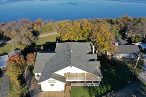 Lake Whitney Maison | On Lake Retreats Family Gatherings Game Room Pets
