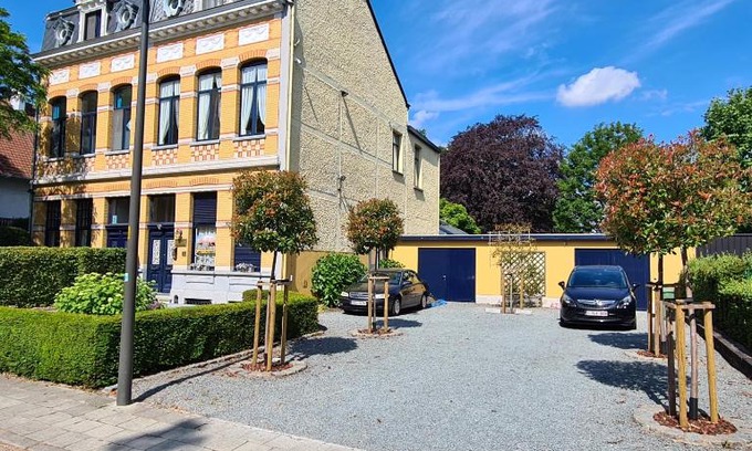 Mortsel Appartement | On our way to Antwerp, first stop