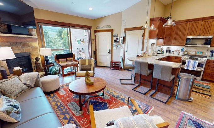 Silverthorne Copropriété | On River Trail! Elevator. Walk to Dining, Shops, Events, Town Pools/Hot Tub