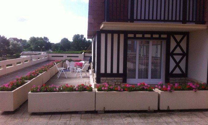 Cabourg Appartement | en bordure de la promenade Marcel Proust grand T2 orienté Sud, 700 m du casino.