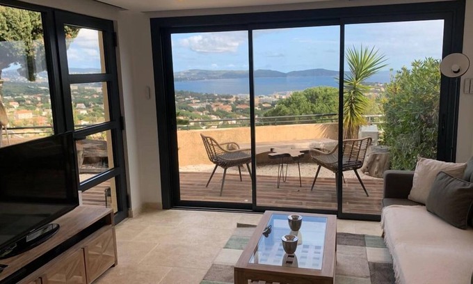 Cavalaire-sur-Mer Appartement | Sur les hauteurs de Cavalaire, appartement avec vue mer exceptionnelle