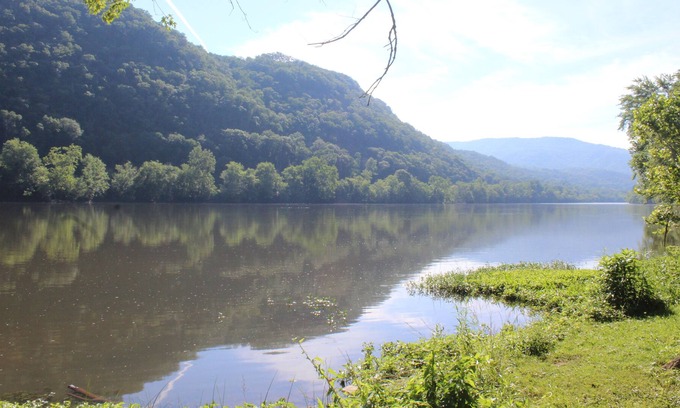 Bellepoint Maison | On the New River, Huge Porch, Well-Equipped Kitchen, WiFi, Pet-Friendly