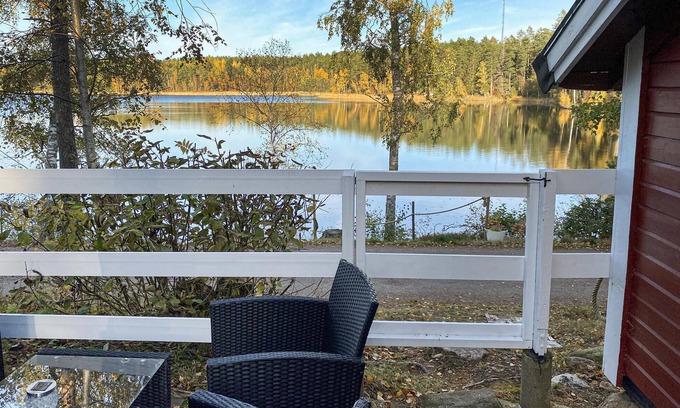 Kolmarden Maison | On the shore of Lake Torsjön, this compact cottage with private sauna welcomes you.