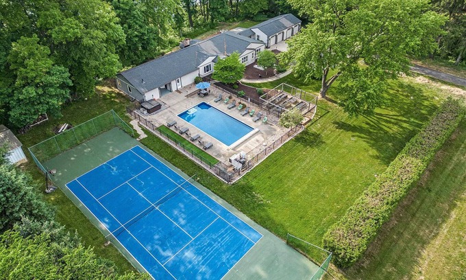Niles Maison | On the Water, private Pool, large Hot tub, Kayaks, sleeps 16, escape to Michigan