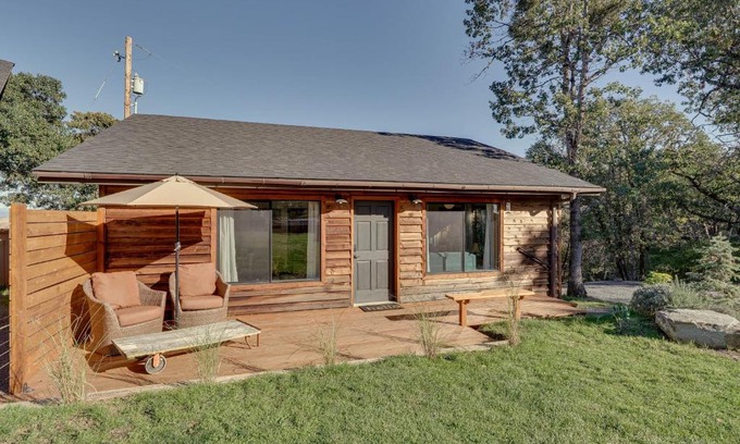 Central Point Maison | On Working Winery Southern Oregon Bungalow