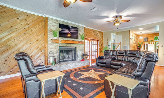 Onalaska Maison | Onalaska Home w/ Game Room, Sunroom & Lake View!