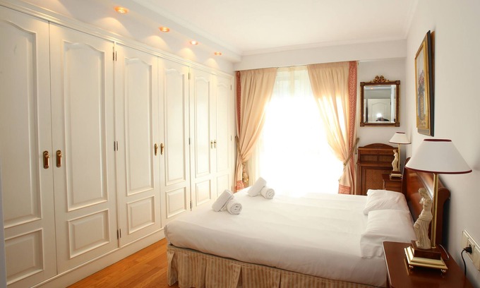 Antiguo Appartement | Ondarreta, gran piso junto a la playa de Ondarreta