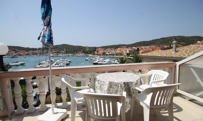 Kukljica Appartement | Appartement d'une chambre avec la terrasse et la vue sur le mer Kukljica, Ugljan (A-8318-c)