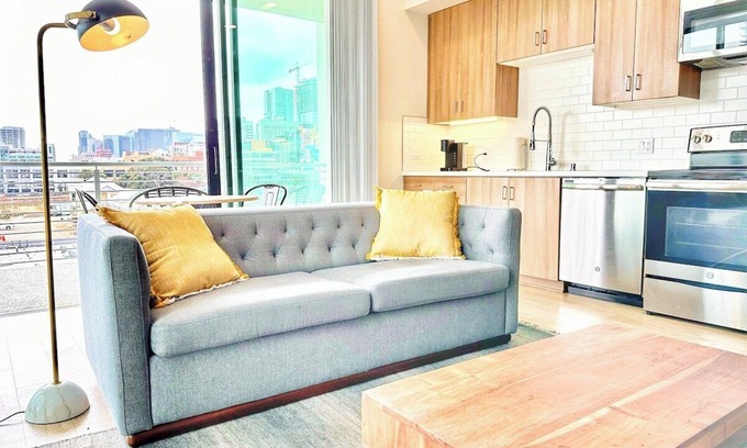 East Village Appartement | One Bedroom Apartment w/Balcony and City Views!