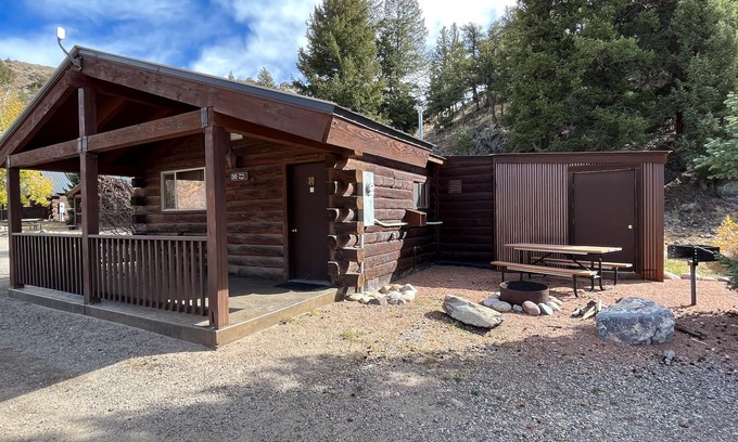 Almont Cabine | One Bedroom Cabin with Ample Parking and Space from Neighboring Cabins