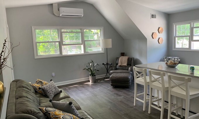 Allmendinger Heights Maison | Brand New One Bedroom Carriage House Near U of M Campus and Athletic Facilities