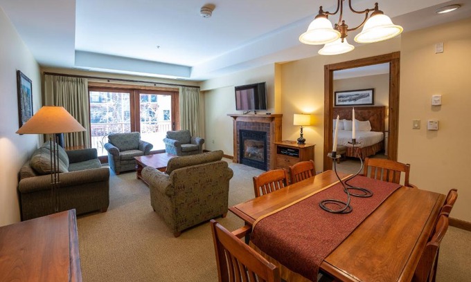 Crested Butte Appartement | One Bedroom Condo with Large Balcony over Mountaineer Square condo