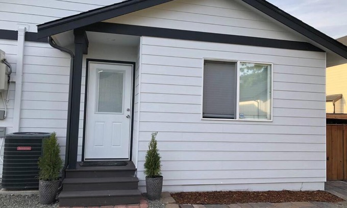 Midland Appartement | One bedroom condo, with two parking spots.