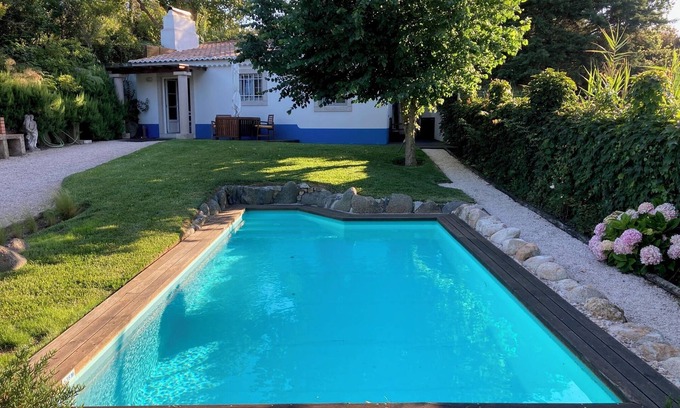 Almocageme Cottage | Un chalet chambre avec piscine située dans un cadre paisible.