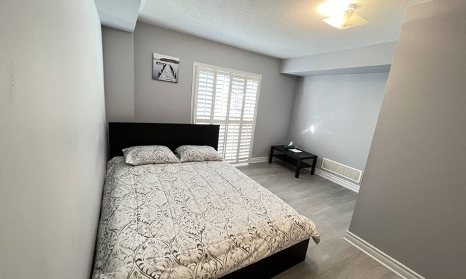 Meadowvale Village Maison | One bedroom ensuite toilet on main level & kitchen, living, bathroom lower level