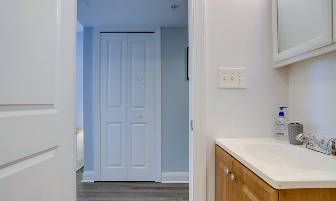 Deanwood Appartement | One bedroom garden level home with free parking and full kitchen