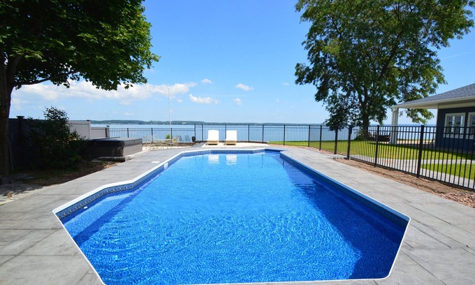 Geneva Lit Et Petit-Déjeuner | One Bedroom Lakefront Suite at our Lakefront Paradise. Pool, Hot Tub, Kayaks and more. Sleeps 2 Adults