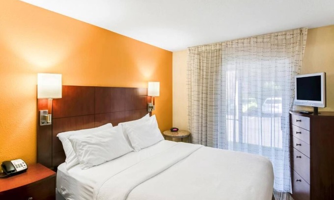 Westborough Hôtel | One Bedroom Queen Suite with sofa bed and fully equipped kitchen