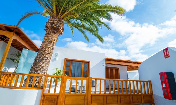 Teguise Villa | Villa d’une chambre avec terrasse et Jacuzzi privé entièrement privé.