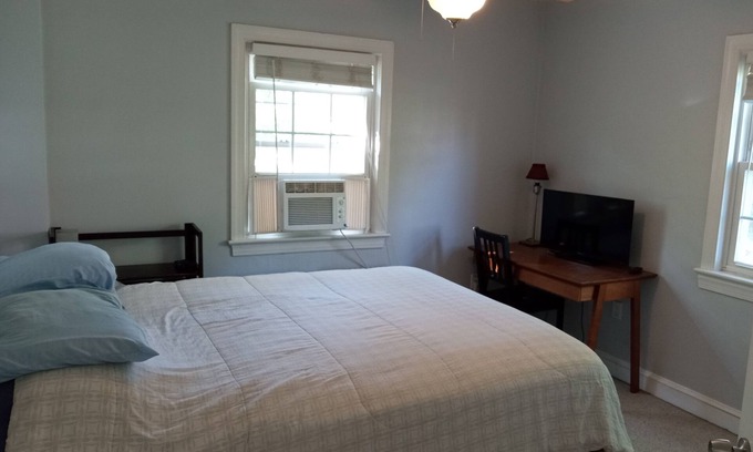 Glover Park Appartement | One bedroom w/bath, Close to Georgetown and Amer. U. Safe area w/nightlife.