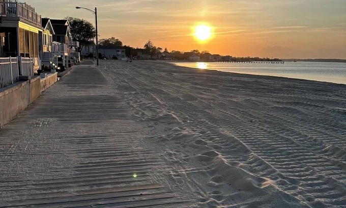 Bayville Maison | ONE BLOCK TO BEACH. Charming 3-bedroom house with WiFi and AC. Ocean Gate NJ