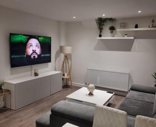 Enfield Highway Appartement | One double room in A 4 bed in Enfield north London