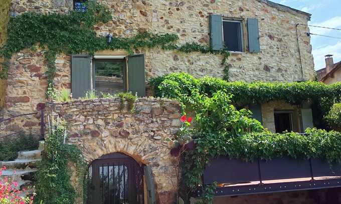 La Capelle-et-Masmolene Maison | One foot in the forest