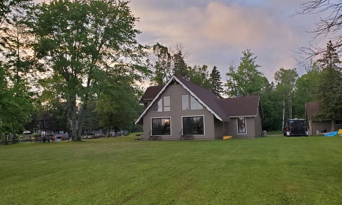 Cheboygan Maison | Emplacement unique sur le lac Mullett et la rivière Cheboygan