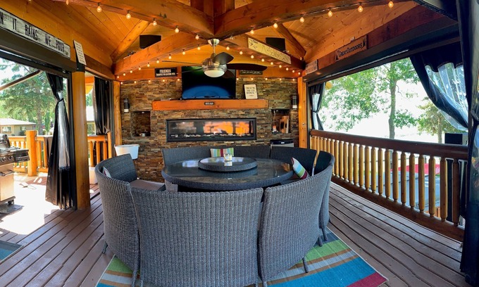Division No. 11 Maison | One of A Kind! Pigeon Lake Lakefront Dream