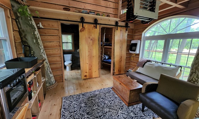 Belfast Cabine | One of a kind Treehouse on the Genesee River