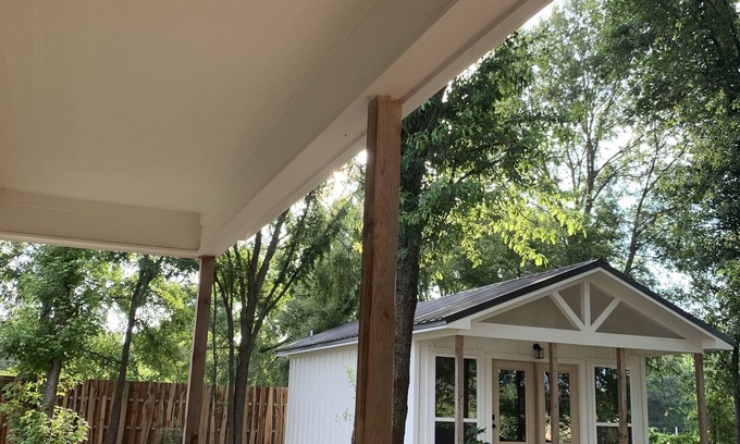 Ben Wheeler Maison | One of five modern bungalows- 1st Monday Trade Days, Music Festivals, East Texas