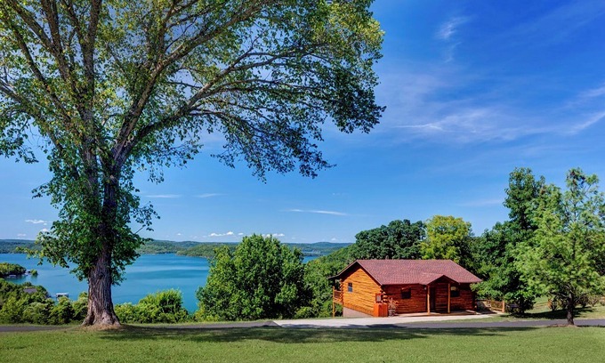 Sylvan Shores Cabine | Un chalet de luxe sur le lac Beaver avec un quai et une vue imprenable!
