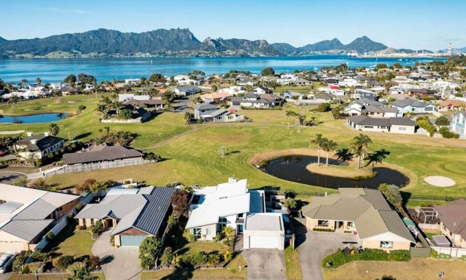 One Tree Point Maison | One Tree Point Beside Golf Course