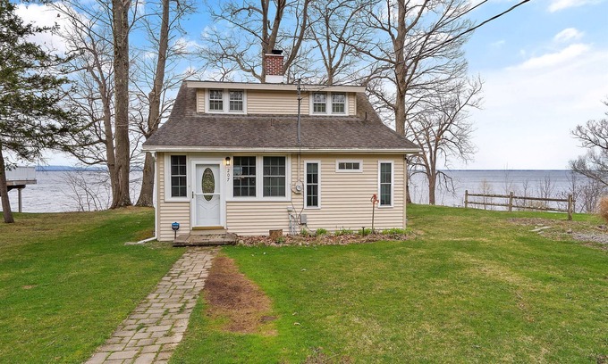 Cleveland Maison | Lakeside Retreat | Private Dock | Pet Friendly