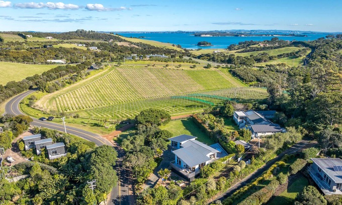 Oneroa Maison | Oneroa Vines and Views - Stay Waiheke