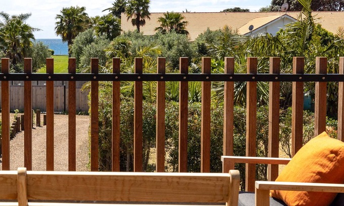 Onetangi Appartement | ONETANGI BEACH STAYS APARTMENT: Coast & Country