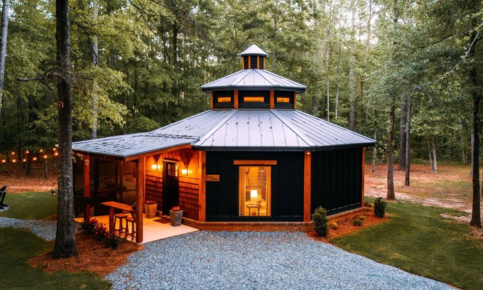 Marshallville Cottage | This cottage is a 1 bedroom(s), 1 bathrooms, located in Montezuma, GA.