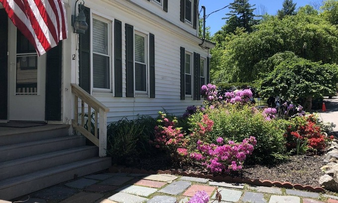 Weirs Beach Maison | Récemment rénové! Minutes à pied pour tout le plaisir!