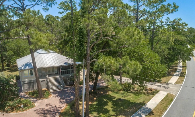 Magnolia Bluffs Maison | Only 5 min from the St. George or Apalachicola!
