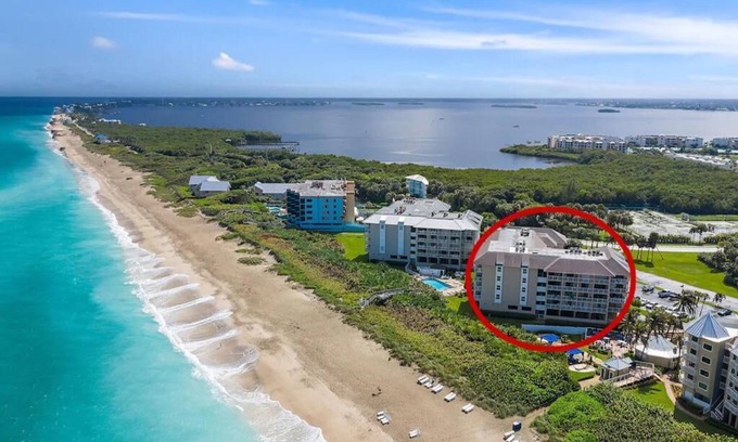 Stuart Copropriété | Vous n'avez qu'une semaine? Détendez-vous à Our Hutchinson Island, FL Oceanfront 2 BR Condo