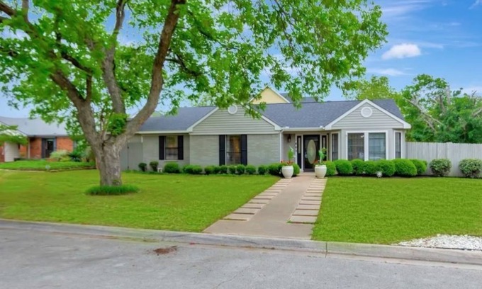 Grapevine Maison | Only Minutes to Historic Grapevine, Walking Distance to Grapevine Lake
