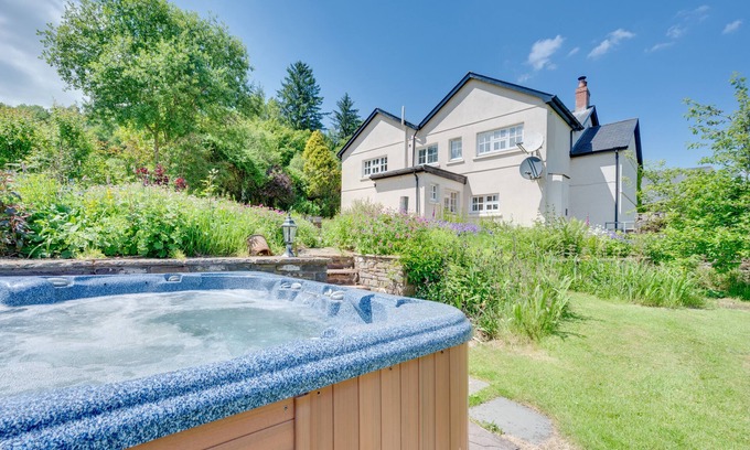 Trecastle Maison | Onnen Fawr Farmhouse