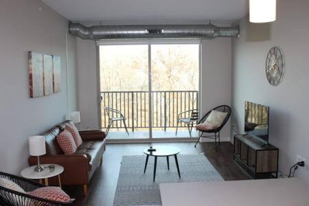 Ames Appartement | Onsite coffee bar just mins to Jack Thrice Stadium