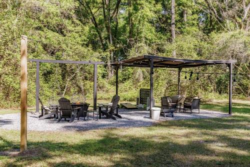 Williston Maison | Onyx Oasis - Devils Den - Huge Yard & Pet Friendly - Sleeps 5